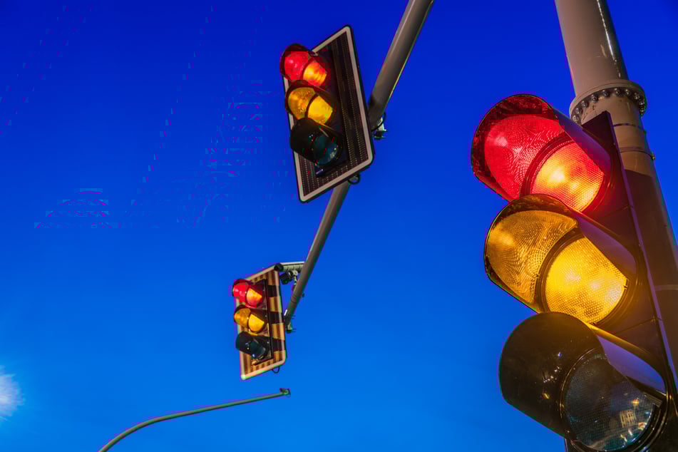 VW-Fahrerin kracht gegen Ampel und verursacht enormen Schaden