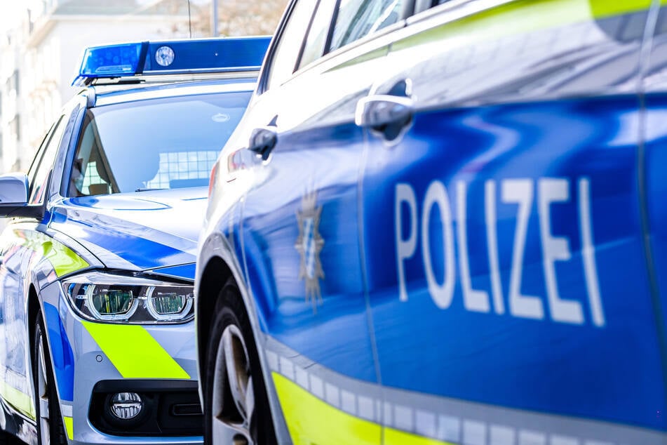 Ein betrunkener Paketdienstfahrer verfolgte die Polizei durch eine Rettungsgasse auf der A9. (Symbolbild)