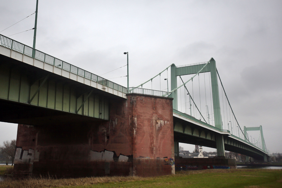 Die Mülheimer Brücke in Köln wird seit April 2018 aufwändig saniert. (Archivbild)