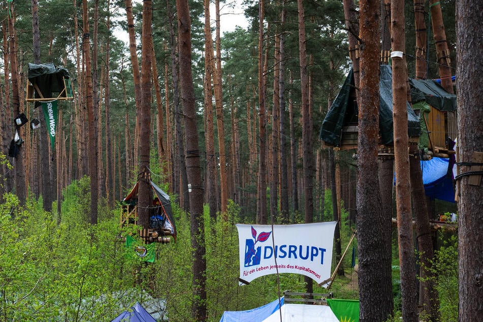 Erfolg vor Gericht: Tesla-Protestcamp darf bleiben!