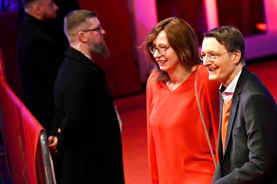 Karl Lauterbach präsentiert seine neue Freundin auf dem roten Teppich