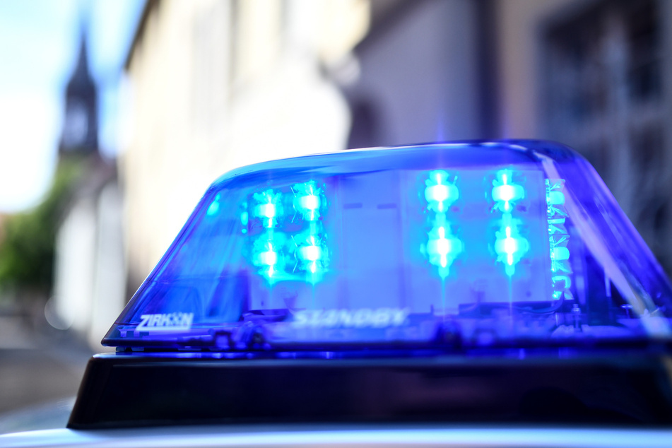 Heftiger Unfall: Autofahrer rammt Radfahrerin