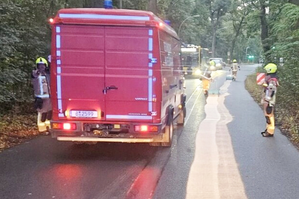 Berlin: Kilometerlange Ölspur in Spandau: Feuerwehr im Umwelt-Einsatz