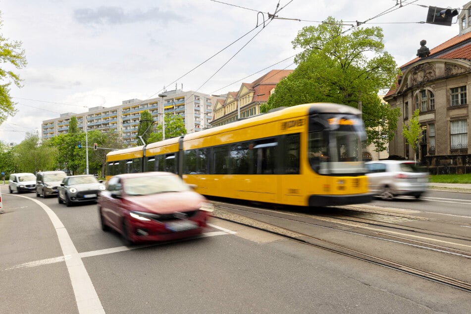 "Vorübergehende" Langsamfahrstelle: Seit Jahren dürfen Bahnen an der Güntzstraße nahe der Sachsenallee maximal mit zehn Kilometern pro Stunde fahren.