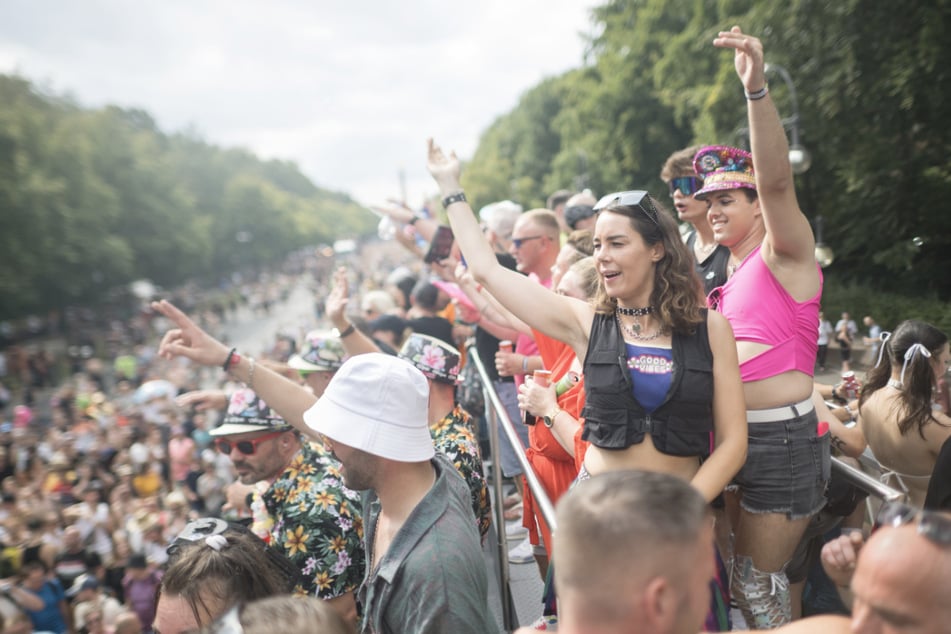 Berlin: Loveparade-Nachfolger: Zehntausende feiern bei "Rave The Planet"