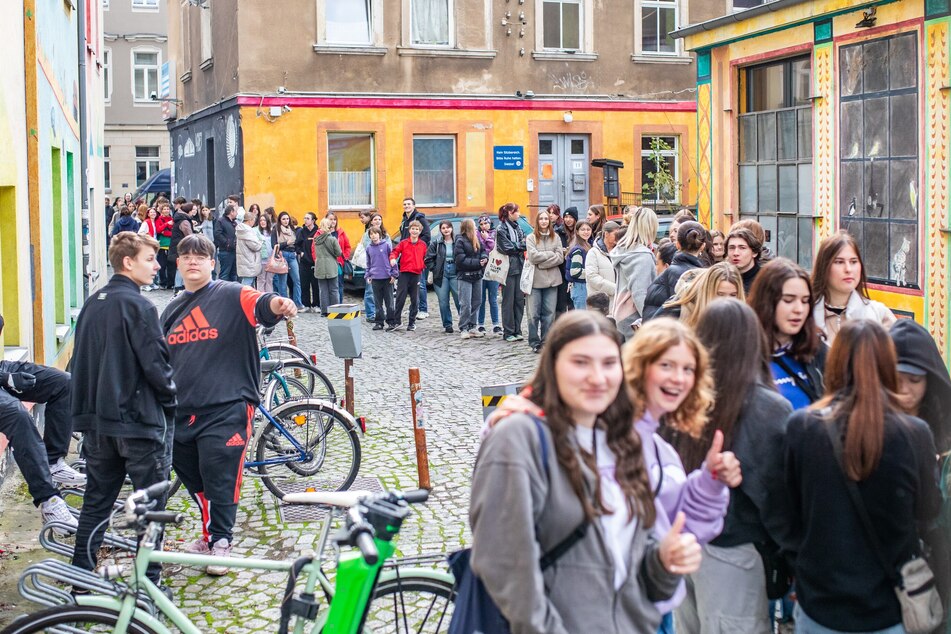Dresden: Trubel in der Neustadt: Warum stehen hier Hunderte Menschen Schlange?