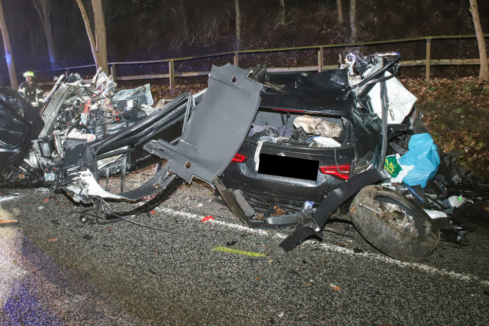 BMW bei Unfall in zwei Teile gerissen: Fahrer in Lebensgefahr