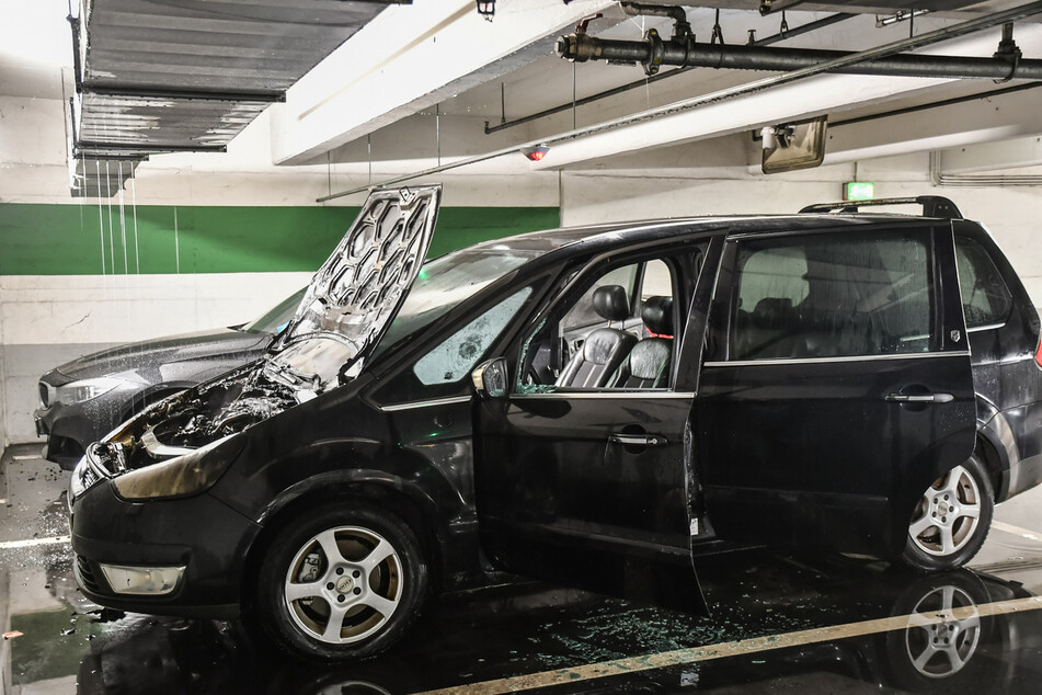 Hamburg: Auto brennt in Hamburger Parkhaus