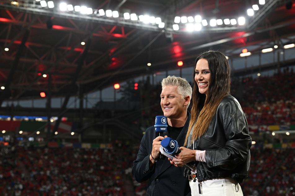 Bastian Schweinsteiger (39, l.) und Esther Sedlaczek (38) begleiten heute die ARD-Übertragung des EM-Finales - allerdings erst etwas später als geplant.
