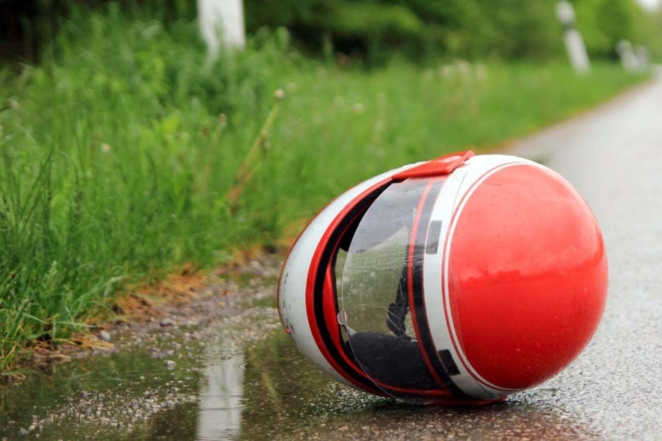 Zeuge leistet Erste Hilfe: Biker bleibt nach Crash mit Leitplanke auf Straße liegen