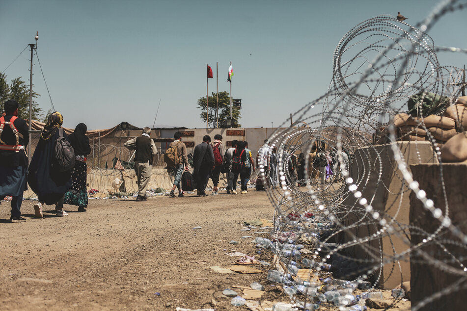 Evakuierte Afghanen gehen am 25. August 2021 zur Abfertigung am Hamid Karzai International Airport in Kabul.