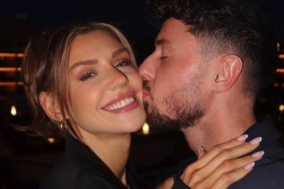 Seit September 2023 zeigen sich Gerda Lewis (31) und Jannik Kontalis (27) immer wieder verliebt im Netz.
