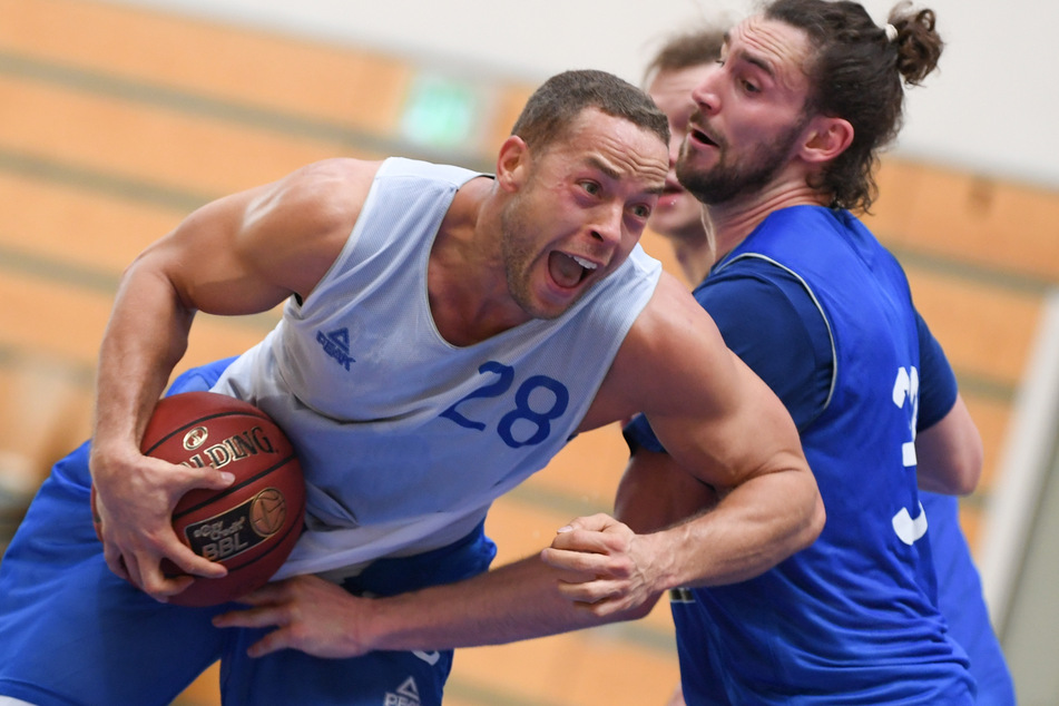 Nach einer schweren Verletzung beendete der 38-Jährige seine aktive Profikarriere beim Basketball-Bundesligisten Skyliners Frankfurt.