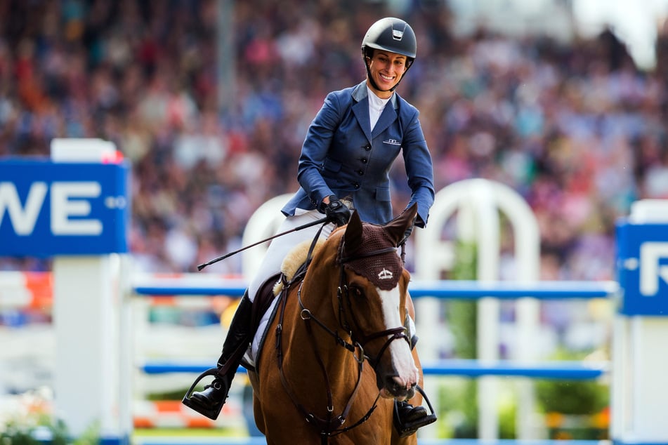 Janika Sprunger strahlt nach einer fehlerfreien Runde beim CHIO Aachen. Der zweite Platz in Aachen gehört zu den größten Erfolgen von Pferd und Reiterin.